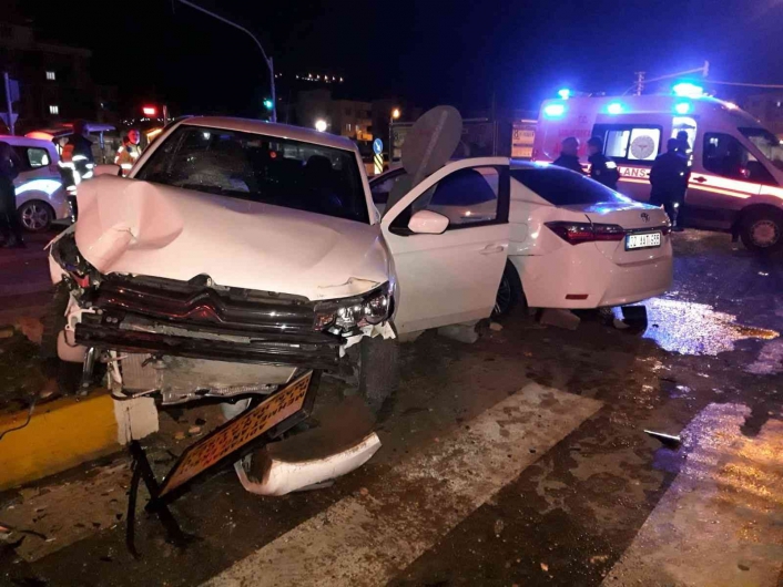 İki otomobil çarpıştı: 3 yaralı
