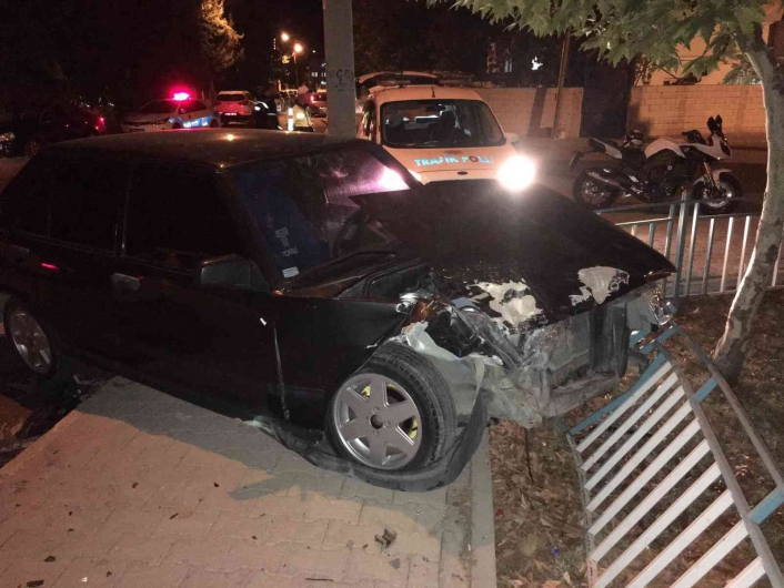 İki otomobil çarpıştı: 3 yaralı

