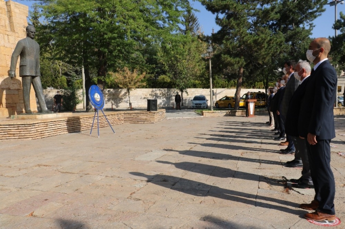 İlköğretim haftası dolayısıyla Atatürk anıtına çelenk sunuldu
