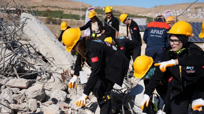 İpekyolu´nda 60 gönüllü ile gerçeği aratmayan deprem tatbikatı
