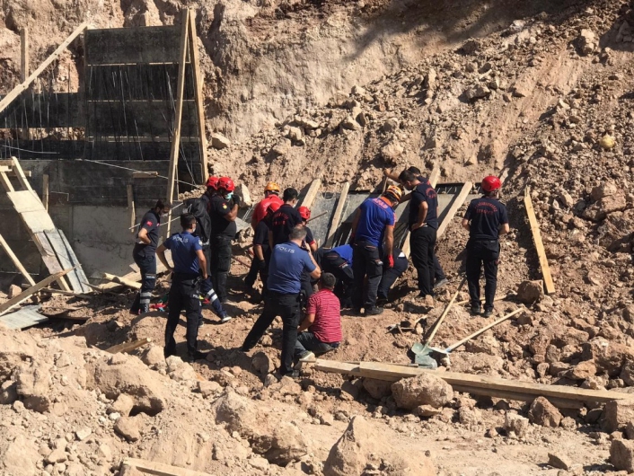 İstinat duvarı yapımında göçük: 2 işçi hayatını kaybetti

