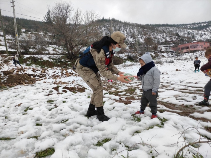 Jandarma çocuklarla kartopu oynayıp kardan adam yaptı
