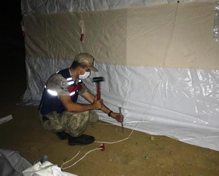 Jandarma deprem bölgesinde çadır kurdu
