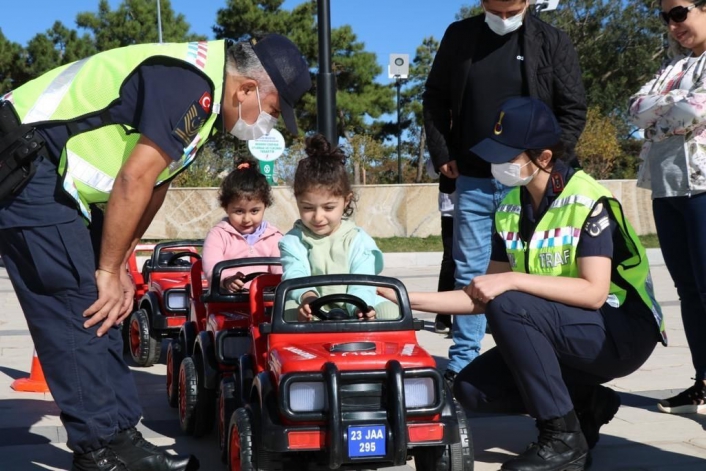 Jandarma ekipleri, çocuklara trafik eğitimi verdi
