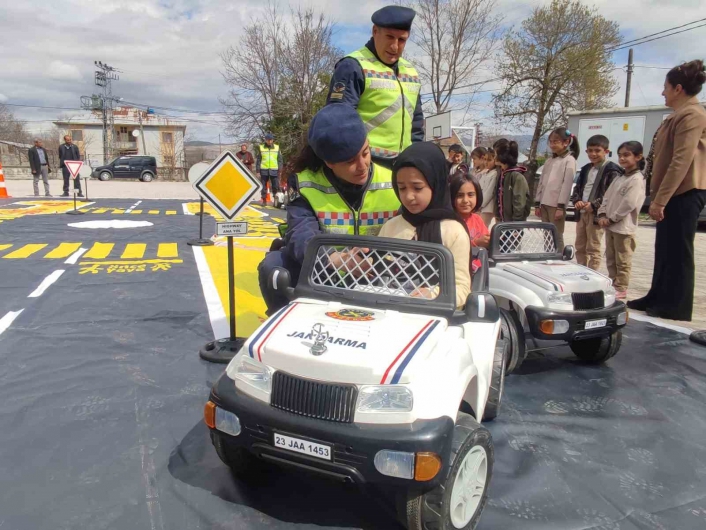 Jandarma ekiplerinden öğrencilere trafik güvenliği eğitimi
