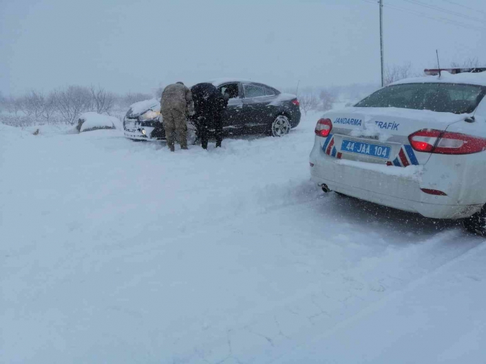 Jandarmadan karda yolda kalanlara yardım
