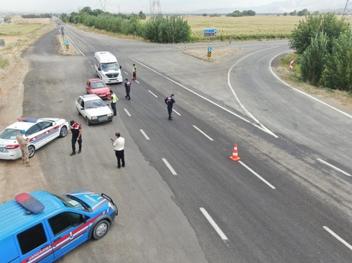 Jandarmadan trafik denetimi: 48 sürücüye 37 bin lira ceza
