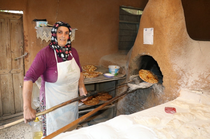 Kadınlar mahallenin fırınlarında Çeçen ekmeği yapıyor
