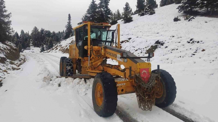 Kahramanmaraş Büyükşehir Belediyesi, Göksunda kış şartlarıyla mücadelesini sürdürüyor
