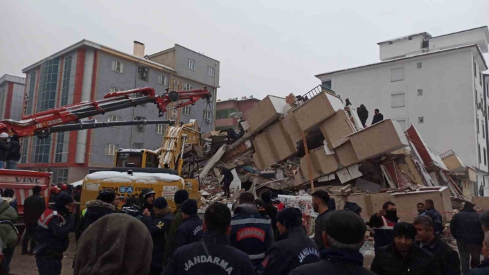 Kahramanmaraş Elbistan´da da binalar yıkıldı
