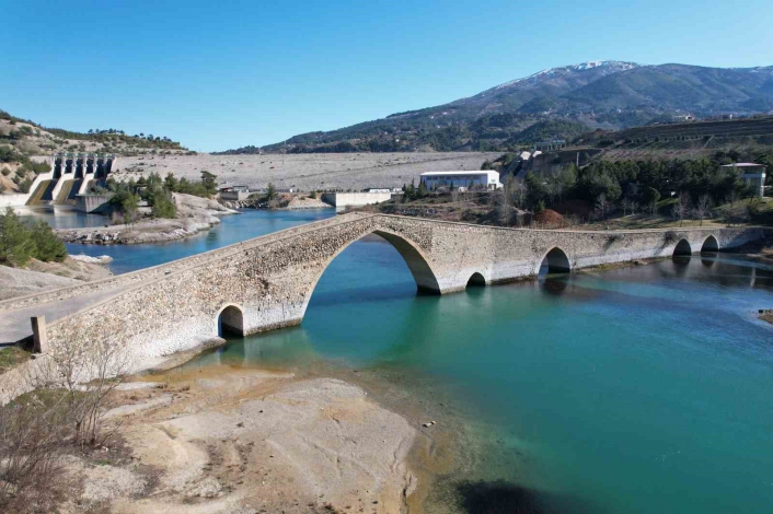 Kahramanmaraş´ın 500 yıllık köprüsü asrın felaketine de dayandı
