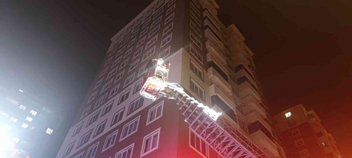 Kahramanmaraş´ta 14 katlı binanın çatı katında yangın çıktı
