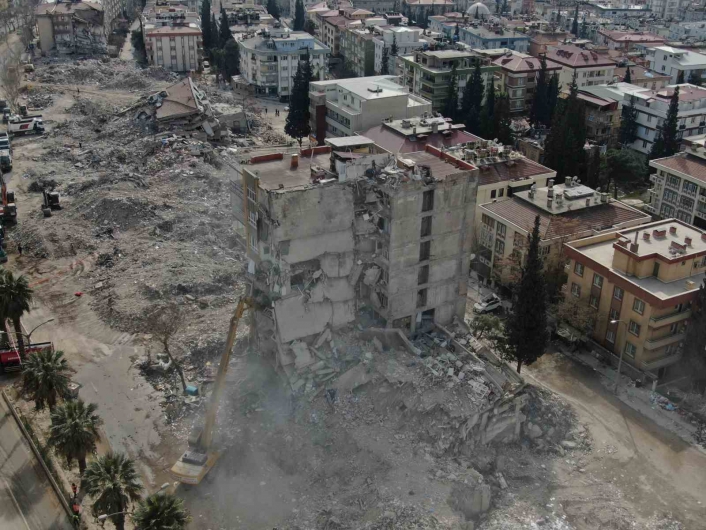 Kahramanmaraş´ta ağır hasarlı binaların yıkımı sürüyor
