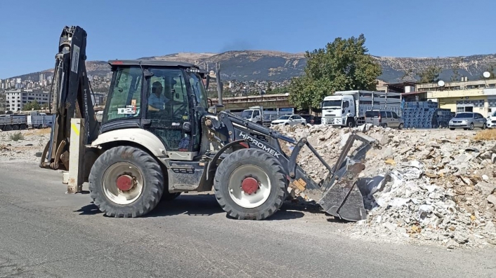 Kahramanmaraş´ta belediye ekipleri inşaat atıklarını kaldırıyor
