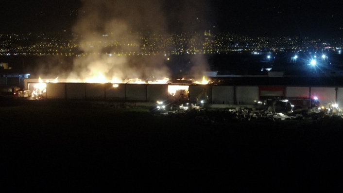 Kahramanmaraş´ta fabrika yangını drone ile görüntülendi
