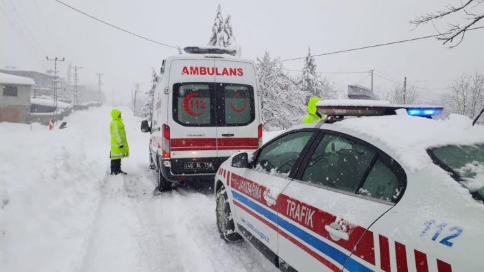 Kahramanmaraş´ta hastalanan vatandaşa ve yolda kalan ambulansa yardım
