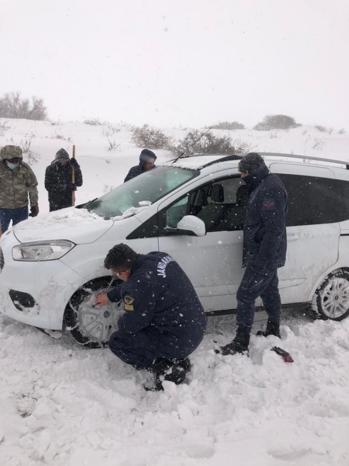Kahramanmaraş´ta karda mahsur kalan 5 kişi kurtarıldı
