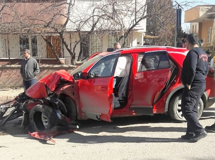 Kahramanmaraş´ta otomobil elektrik direğine çarptı: 5 yaralı
