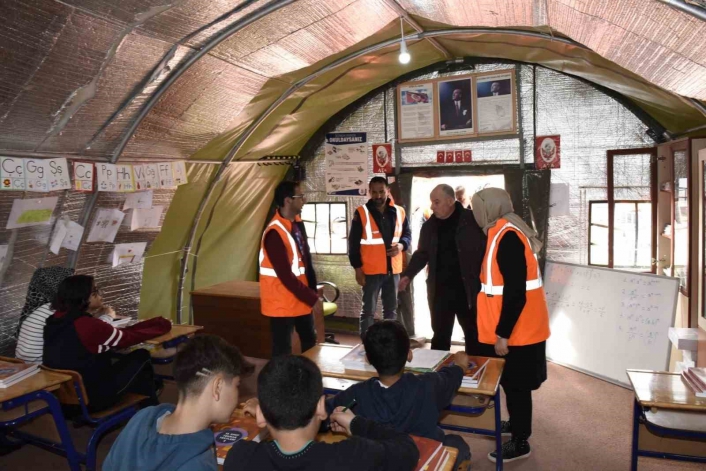 Kahramanmaraş´taki çadır kentlerde sınav öğrencileri için DYK başladı
