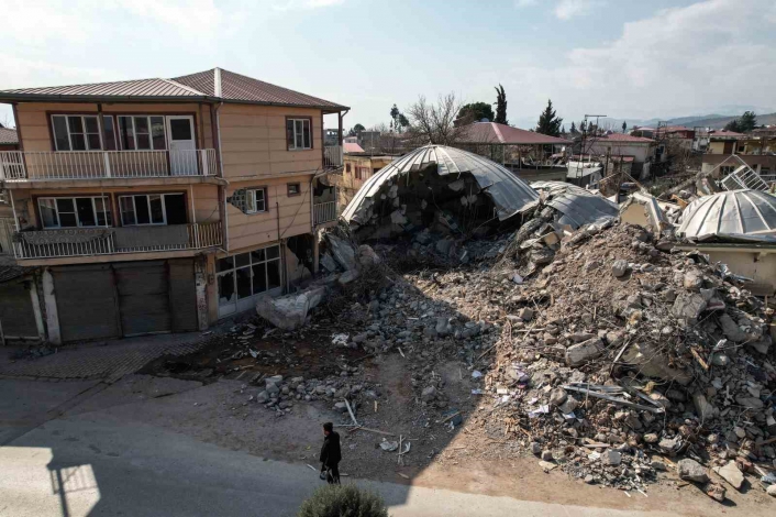 Kahramanmaraş´taki depremde kubbesi ve minaresi yıkılan camii havadan görüntülendi
