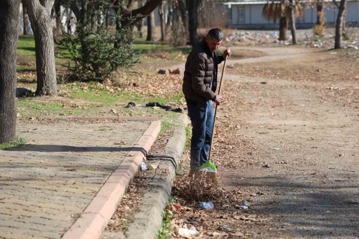 Kahramanmaraşlı depremzede yaşadığı mahallenin park ve bahçelerini temizliyor
