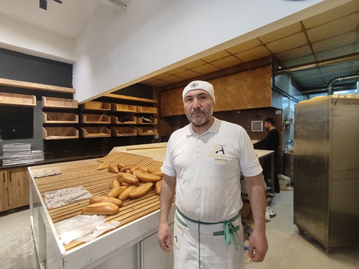 Kahramanmaraşlı işletmeci, depremzedeler için Ukrayna´dan dönüp ekmek dağıtmaya başladı
