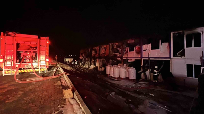 Kahramanmaraşta 400 işçinin kaldığı konteynerdeki yangın söndürüldü
