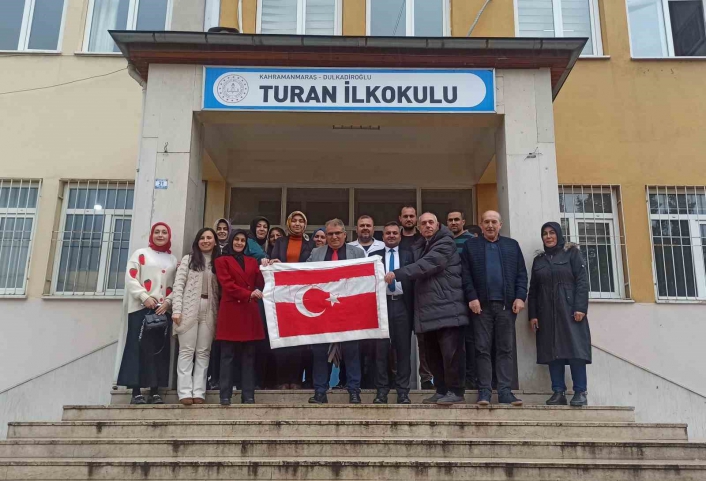 Kahramanmaraşta 7den 77ye el birliğiyle ilmek ilmek Türk Bayrağı
