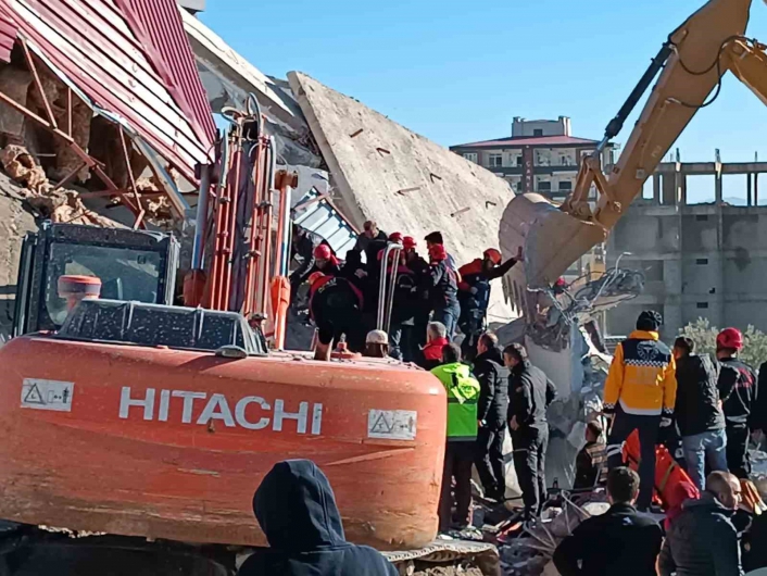 Kahramanmaraşta hasarlı bina yıkımı sırasında operatör enkaz altında kaldı
