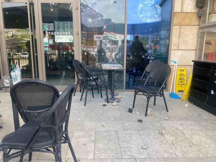 Kahramanmaraşta Starbucksa taşlı silahlı saldırı: 1 yaralı
