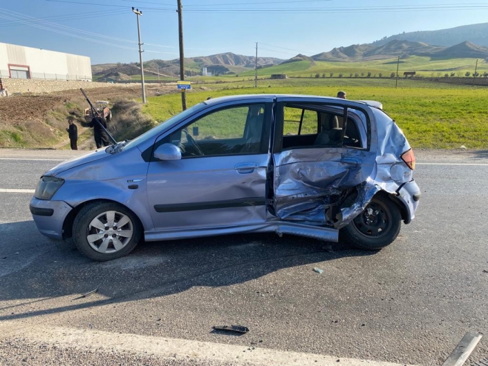 Kamyonet otomobile çarptı: 7 yaralı
