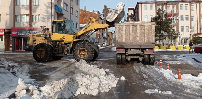 Kar kütleleri kamyonlarla kent merkezi dışına taşınıyor
