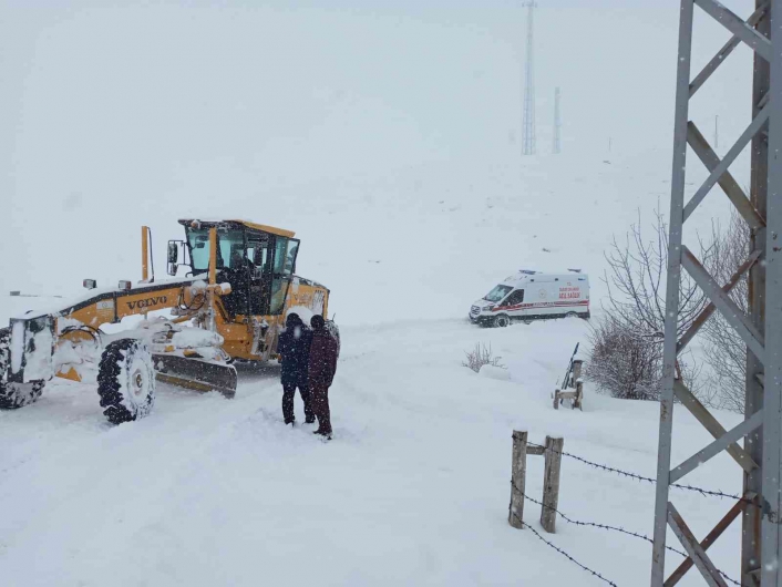 Kar nedeniyle köy yolu kapandı, ekipler yaşlı hasta için harekete geçti

