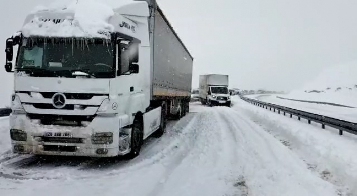 Kar nedeniyle rampayı çıkamayan sürücüler yolda mahsur kaldı
