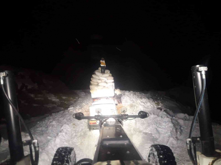 Kar nedeniyle yolda mahsur kalan saman yüklü kamyonet, ekipler tarafından kurtarıldı
