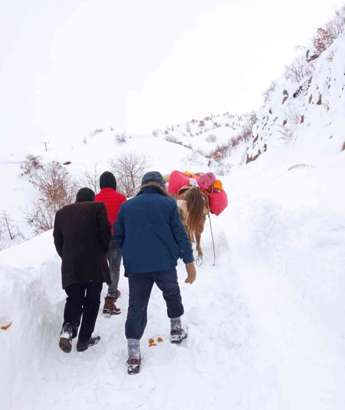Kar nedeniyle yolları kapanan köylüler at ile erzak taşıdı
