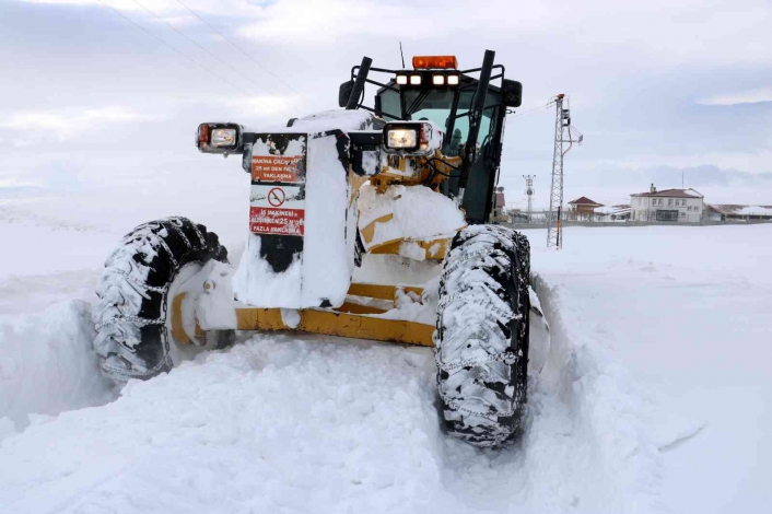 Kar yüzlerce köy yolunu kapattı, ekipler çalışmalarını sürdürüyor
