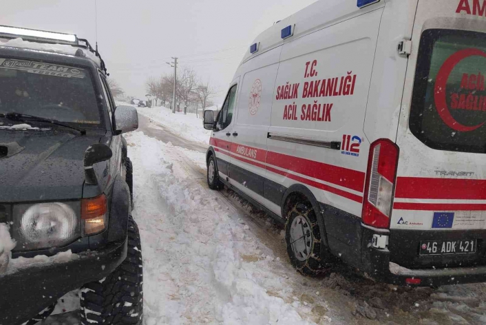 Kara saplanan ambulansı Off-Rod ekipleri kurtardı
