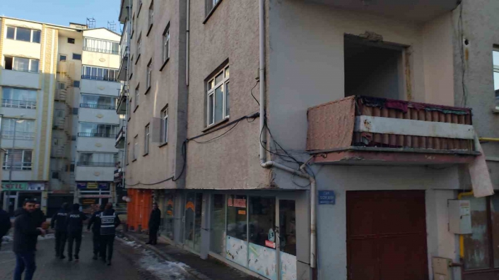 Karakoçan´da ağır hasarlı 11 binada boşaltma işlemi sürüyor
