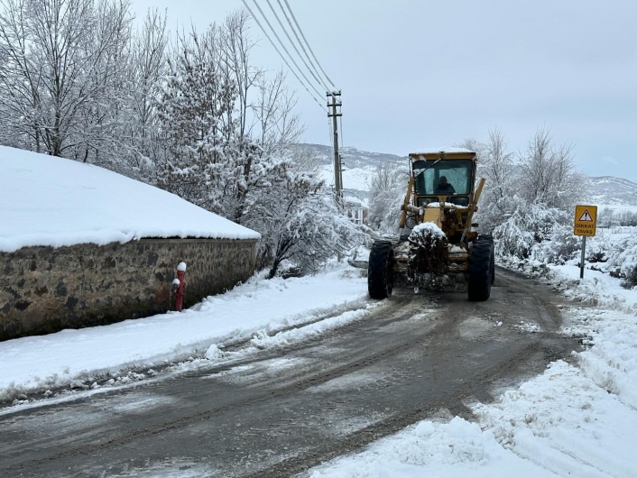 Karakoçan ilçesinde karla mücadele çalışması sürüyor

