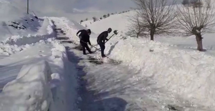 Kardan kapanan yolları köy sakinleri kendileri açtı
