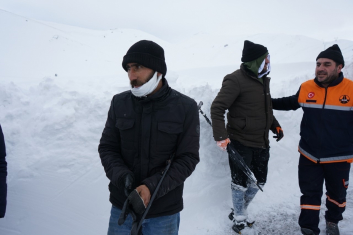 Karlı yolda kalan vatandaşların imdadına ekipler yetişti
