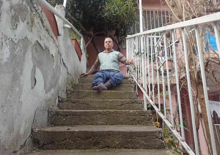 Kaza sonrası belden aşağısı engelli kaldı, 38 yıldır bilek gücüyle merdivenleri çıkıyor
