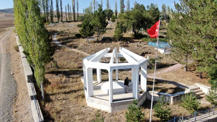 Kıbrıs Barış Harekatı´nın tek gazeteci şehidi, mezarı başında anıldı
