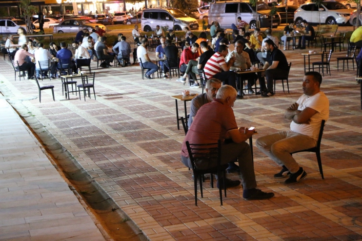 Kısıtlamaların kalktığı ilk akşamda vatandaşlar sokakları doldurdu

