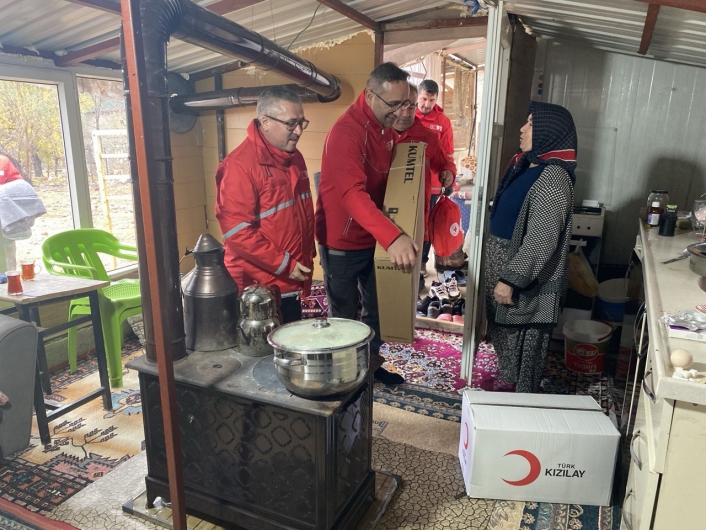 Kızılay, köylerde kalan depremzedelere kışlık yardım yaptı
