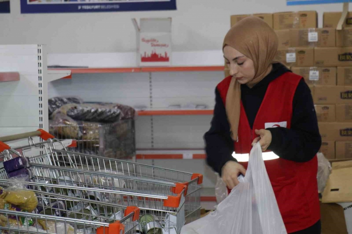 Kızılay, Malatya´da depremzedeler için sosyal market açtı
