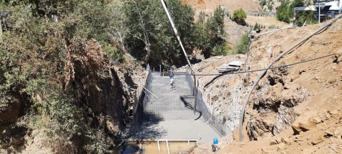 Köprü inşaatında feci ölüm: İskeleden düştü, karnına demir çubuk saplandı
