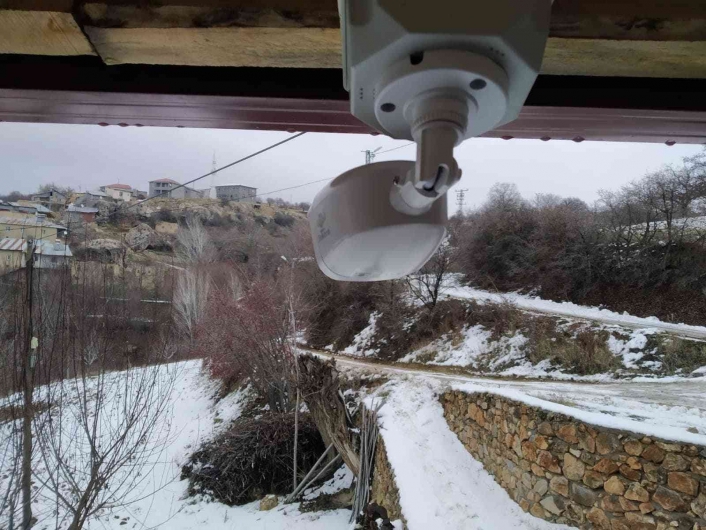 Köye güvenlik kamerası kurdular, 24 saat takip ediyorlar
