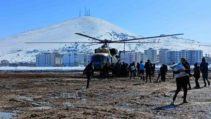 Köylere askeri helikopterlerle erzak sevkiyatı yapılıyor
